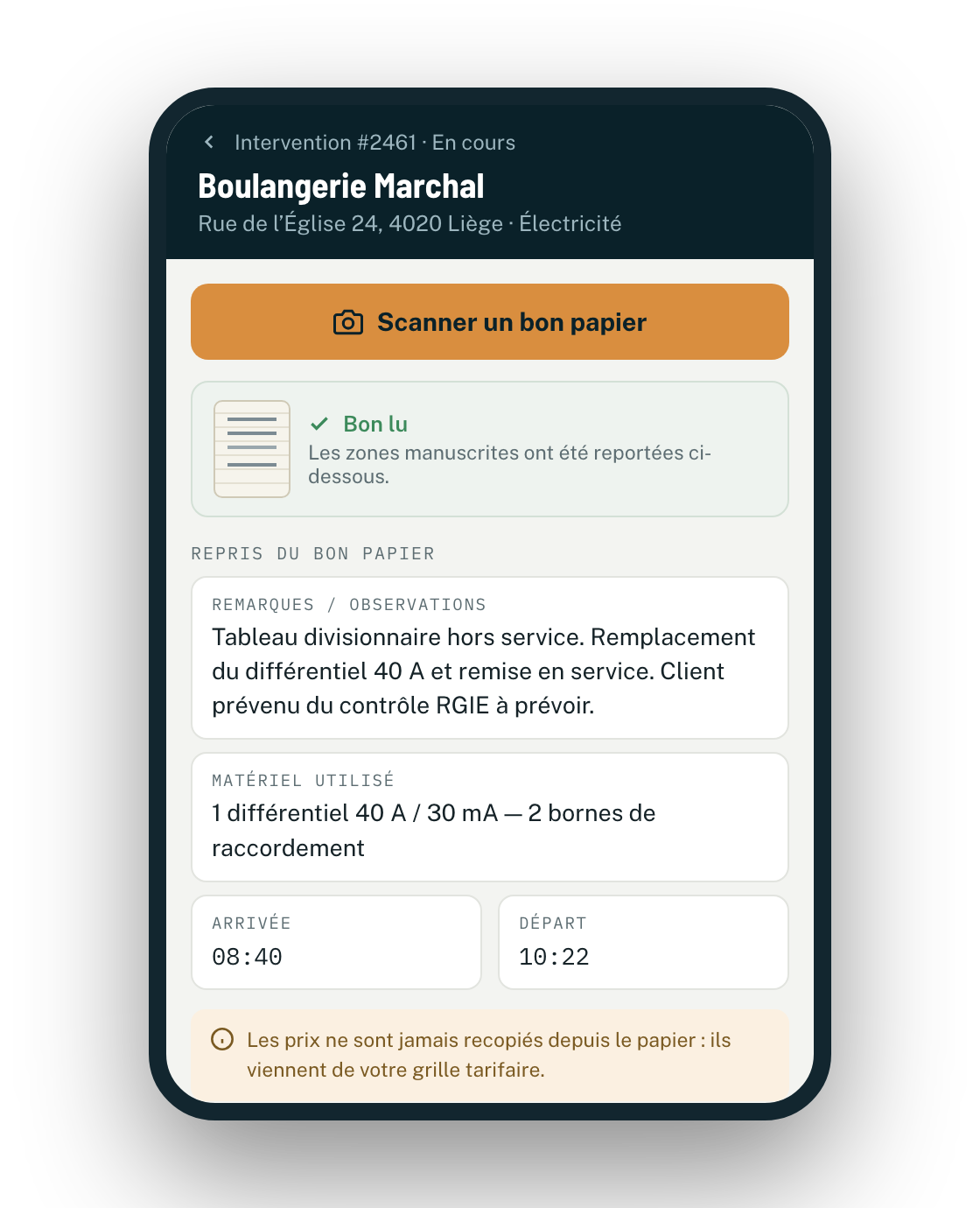 Planidesk lit la photo d’un bon d’intervention papier et reporte les remarques, le matériel et les heures dans la fiche
